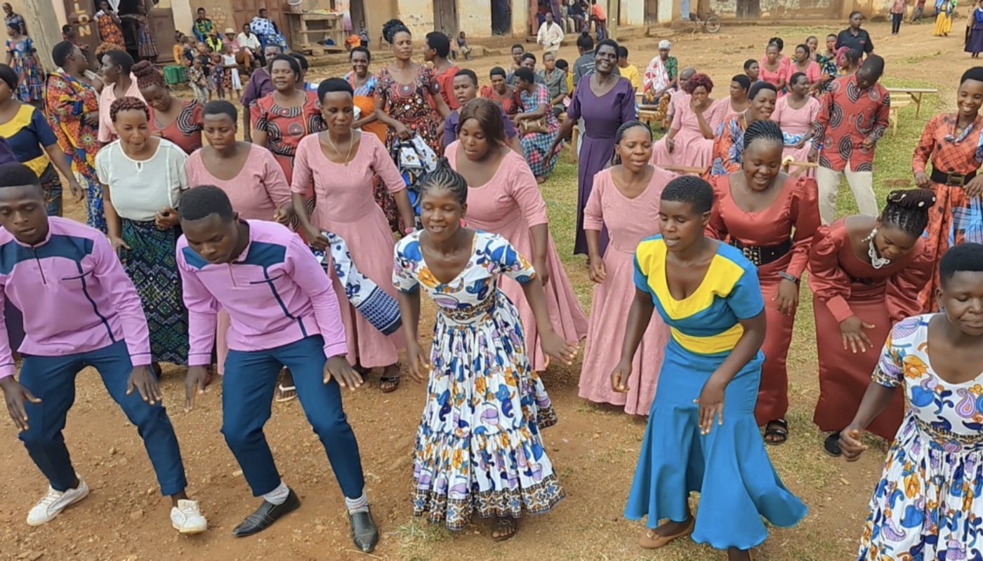 Bibeluebergabefeier in Tanzania