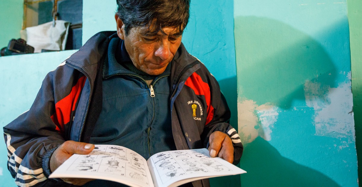 Peru Mann Liest Alphabet